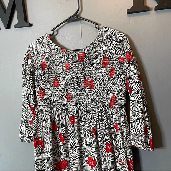 J.Jill Black & White Blouse Top Red Flowers Shirred Upper Flowy size small - Picture 5 of 8